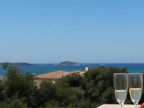 T2 climatisé domaine de la Coudoulière devant la plage, terrasse vue mer au milieu de la pinède au calme sans vis à vis dernier étage